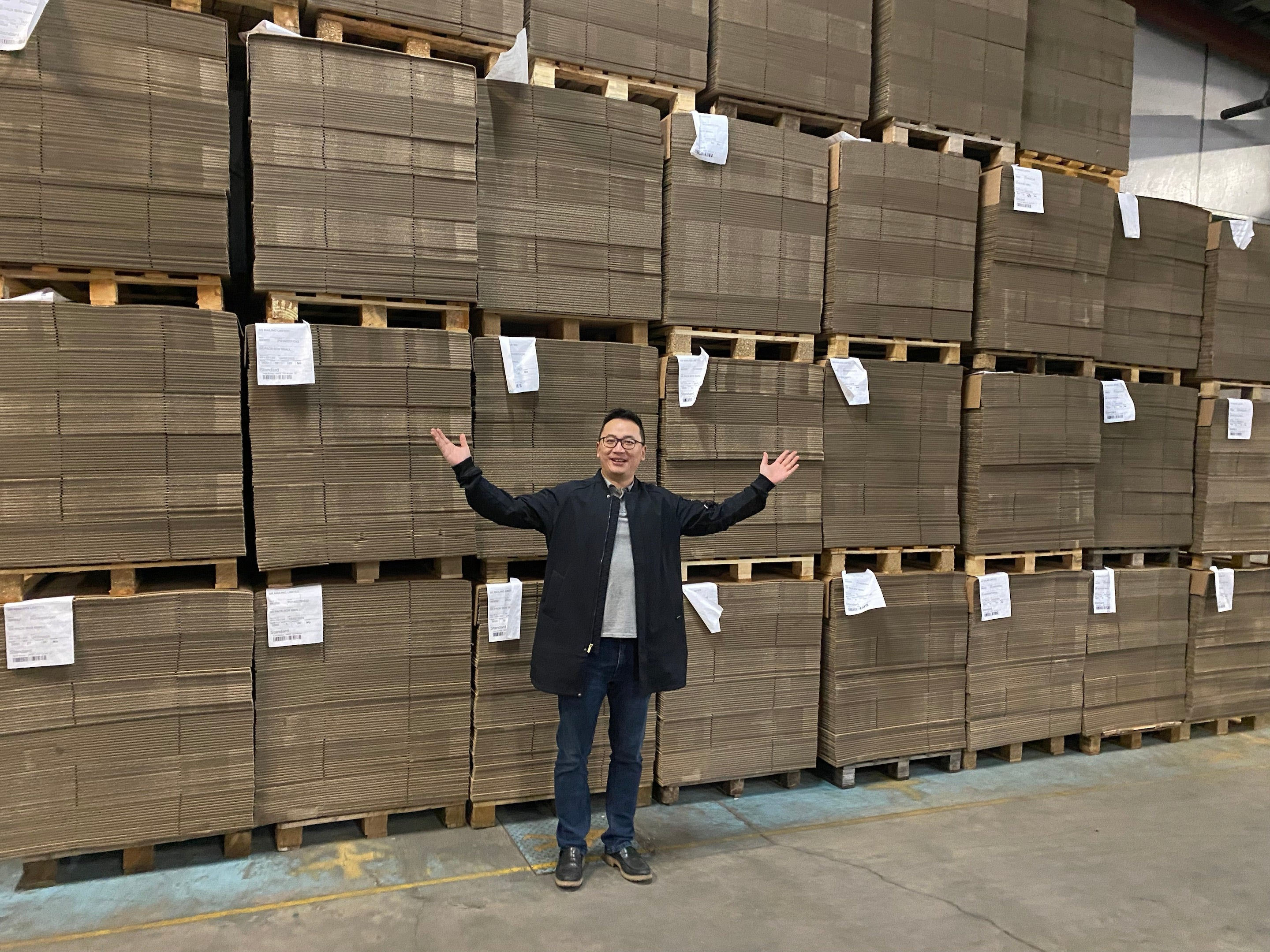 Person stand in front of SR eco-friendly cardboard box