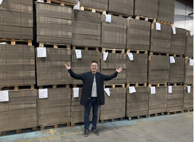 Person packing items into an SR eco-friendly cardboard box